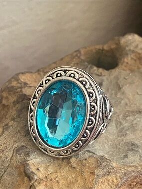 5/$10❤️❤️❤️NEW Bright Blue Faceted Acrylic Oval Cabochon Ring